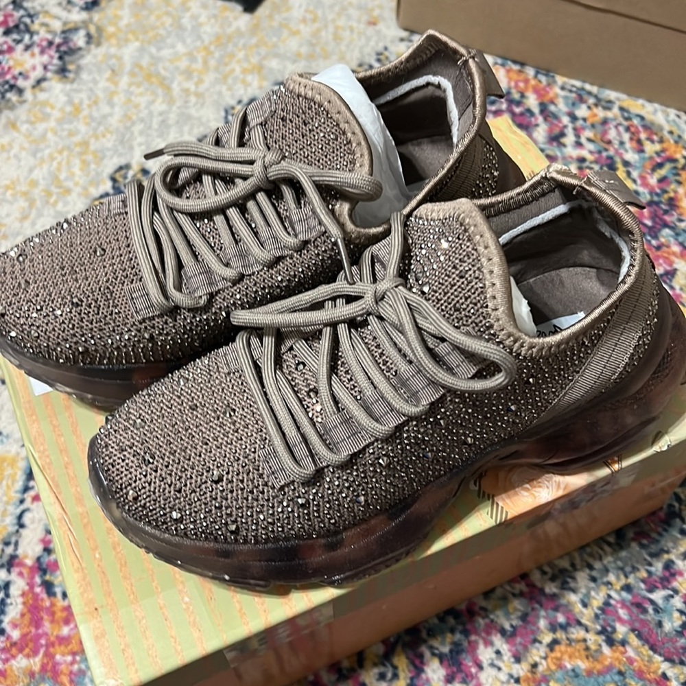 Very G hella sneakers